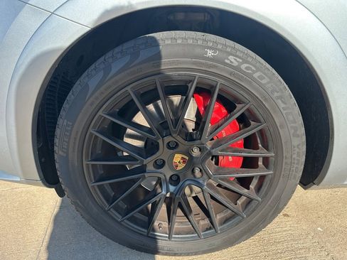 Used 2021 Porsche Cayenne GTS image 12