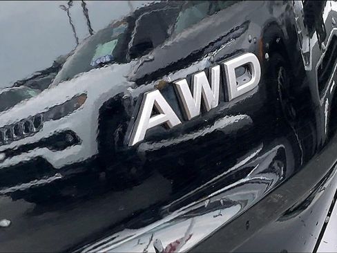 Used 2025 Nissan Rogue SV AWD/4WD image 8