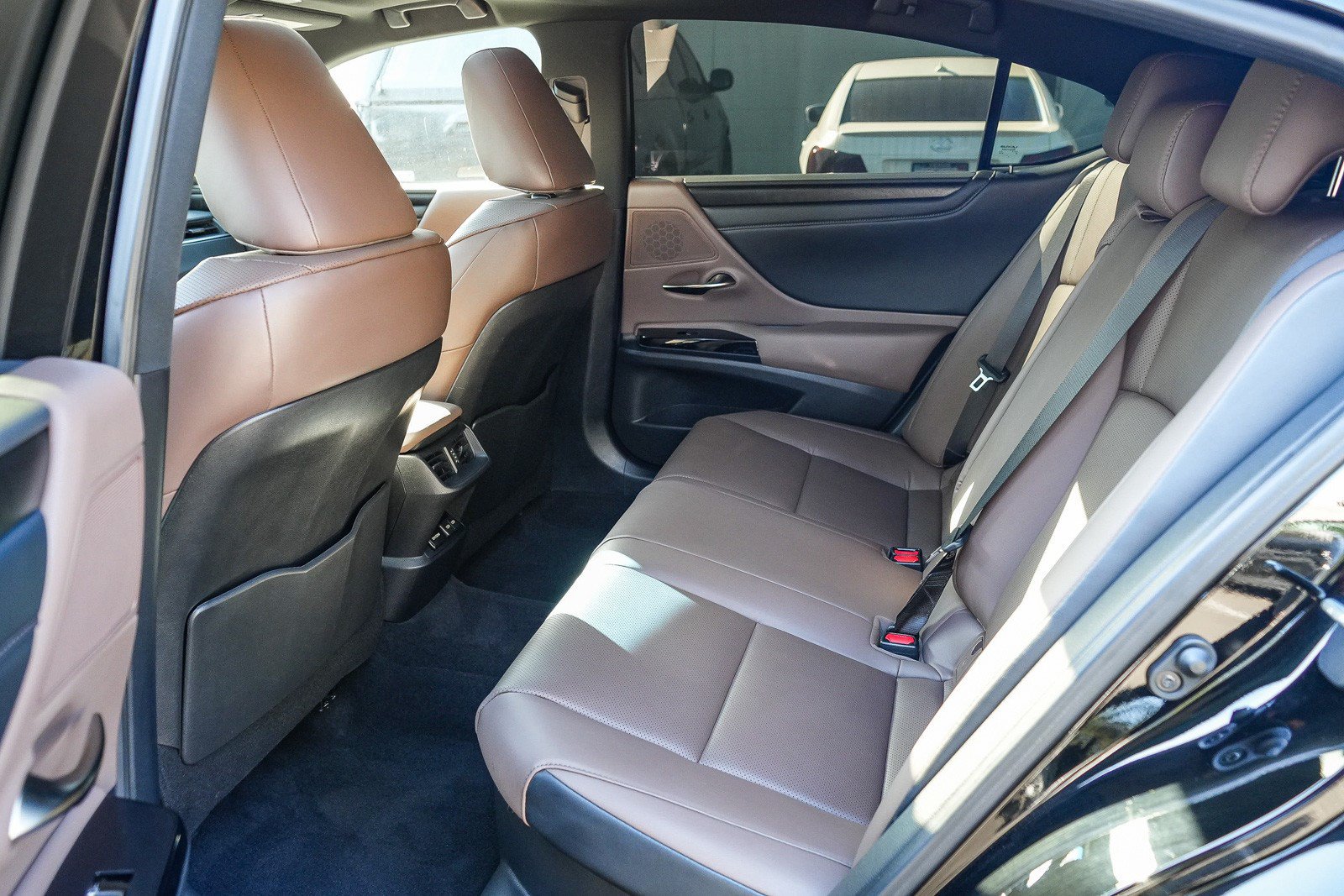Used 2025 Lexus ES 300h w/ Premium Package FWD image 18