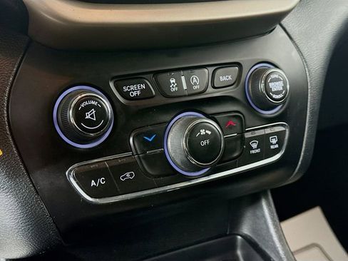 Used 2015 Jeep Cherokee Latitude w/ Cold Weather Group image 15