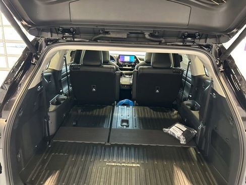 New 2026 Toyota Highlander Platinum AWD/4WD image 17
