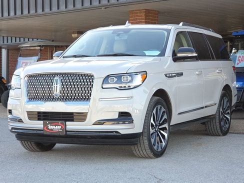 Used 2024 Lincoln Navigator Reserve image 3