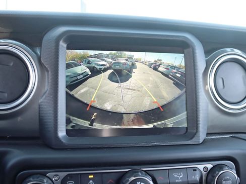 Used 2019 Jeep Wrangler Unlimited Sahara AWD/4WD image 22