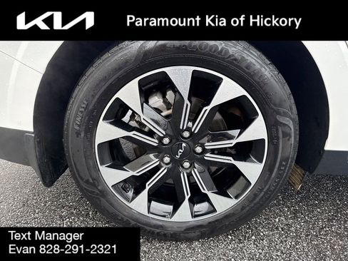 Used 2024 Kia Carnival EX image 9