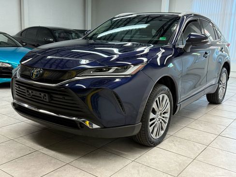 Used 2022 Toyota Venza XLE image 3