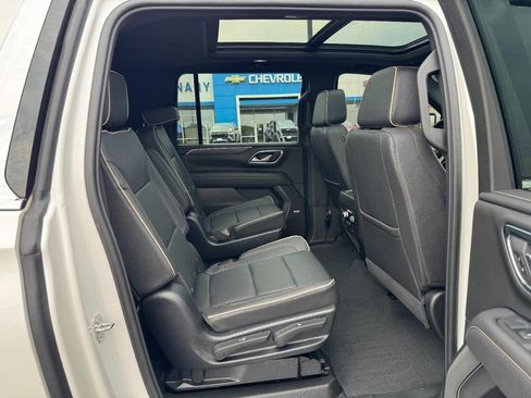 Used 2023 GMC Yukon XL SLT w/ SLT Premium Package AWD/4WD image 10