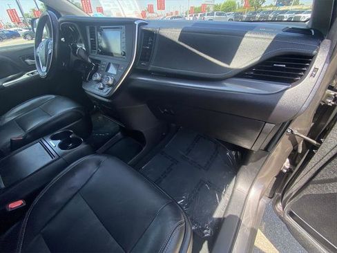 Certified 2019 Toyota Sienna SE FWD image 15