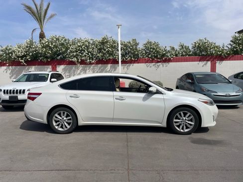 Used 2015 Toyota Avalon XLE Premium image 2