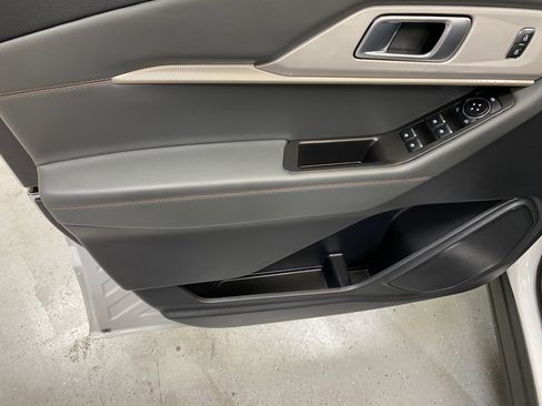 Used 2025 Ford Explorer Active image 21