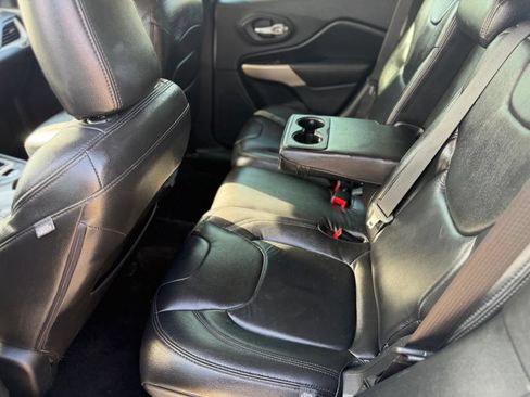 Used 2017 Jeep Cherokee Sport FWD image 11