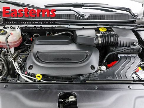 Used 2024 Chrysler Pacifica Touring-L image 7