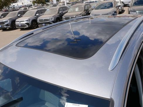 New 2025 Volkswagen Tiguan SE image 6