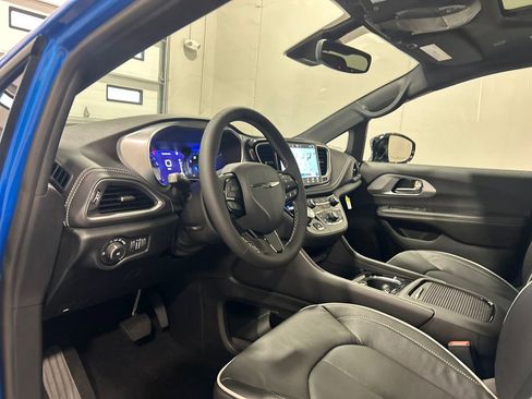 New 2026 Chrysler Pacifica Limited w/ S Appearance Package image 17