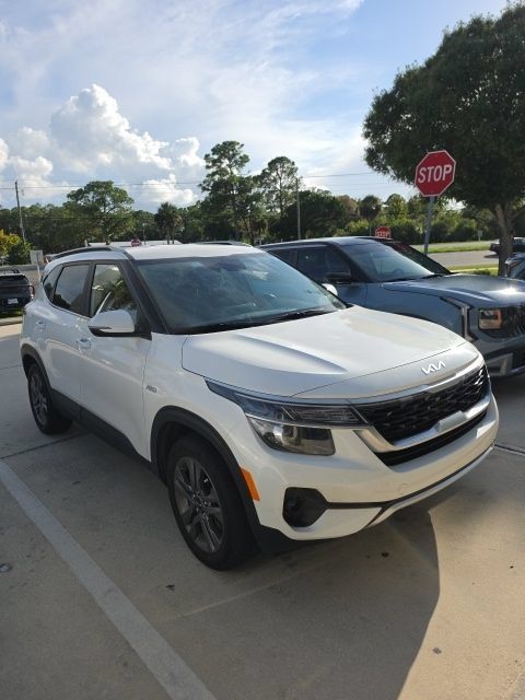 Used 2023 Kia Seltos S w/ Navigation Package AWD/4WD image 2