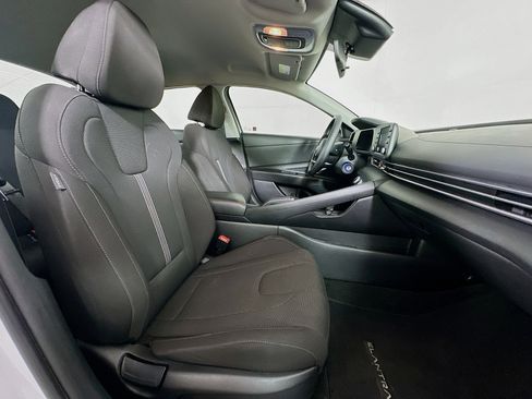 Used 2025 Hyundai Elantra SE image 29
