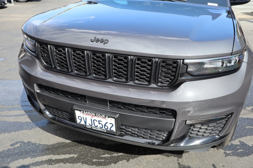Used 2025 Jeep Grand Cherokee L Limited w/ Black Appearance Package AWD/4WD image 9