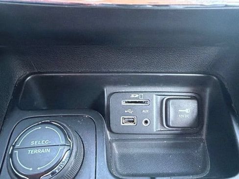 Used 2014 Jeep Cherokee Latitude AWD/4WD image 17