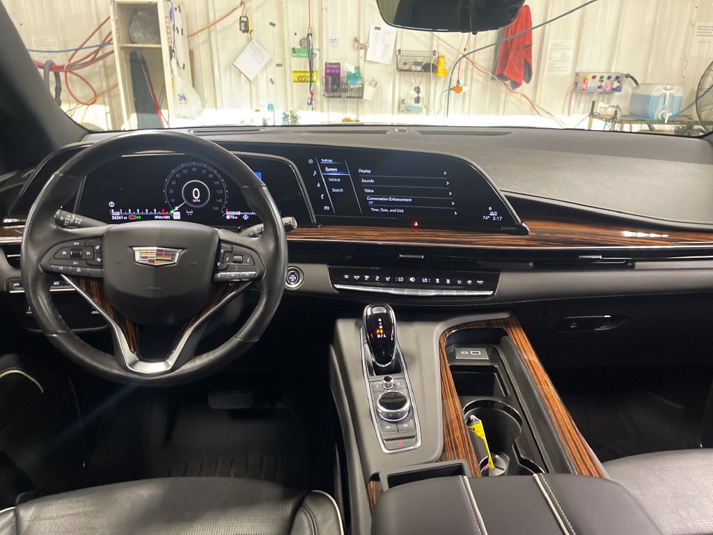 Used 2023 Cadillac Escalade Premium Luxury AWD/4WD image 18