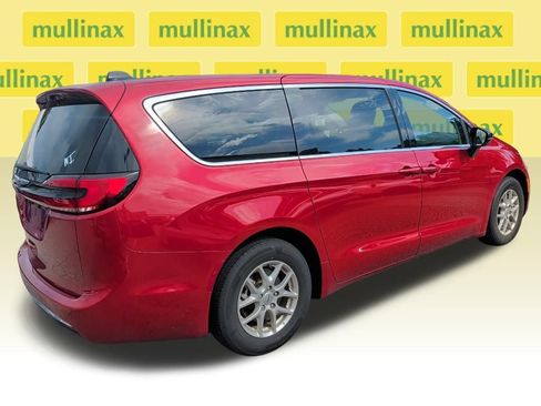 Used 2024 Chrysler Pacifica Touring-L FWD image 6