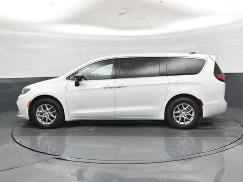 Used 2026 Chrysler Pacifica Select FWD image 34