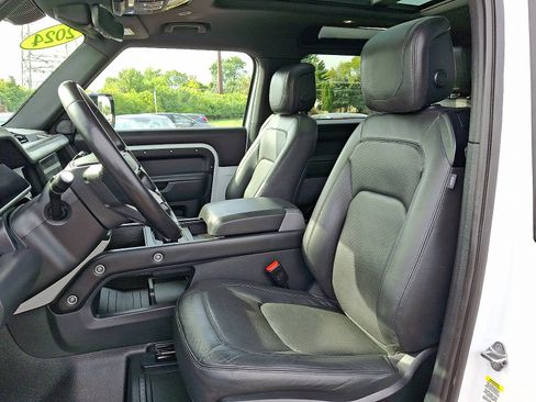 Used 2024 Land Rover Defender 90 S image 13