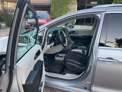 Used 2018 Chrysler Pacifica Limited w/ Advanced Safetytec Group image 3