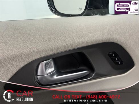 Used 2024 Chrysler Pacifica Touring-L FWD image 31