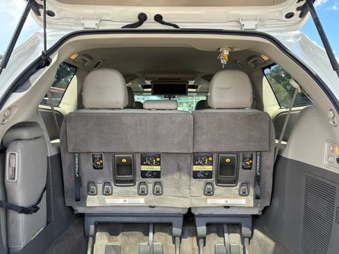 Used 2015 Toyota Sienna XLE Premium FWD image 17