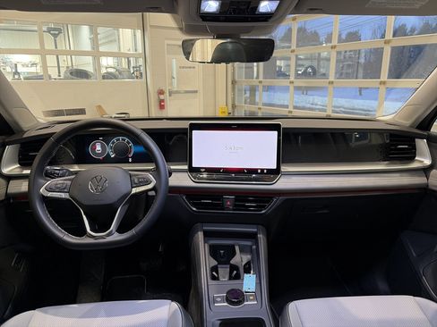 Used 2025 Volkswagen Tiguan SE image 13