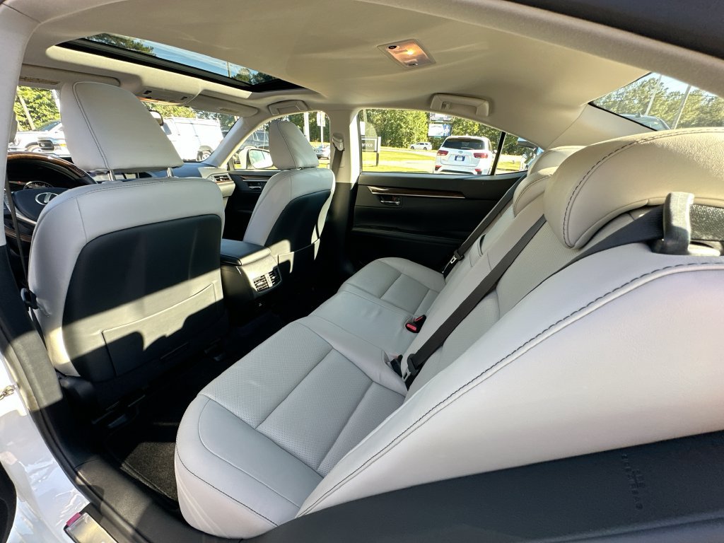 Used 2015 Lexus ES 350 w/ Luxury Package FWD image 4