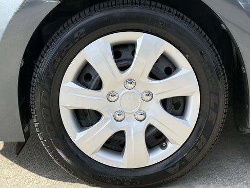 Used 2016 Toyota Corolla LE image 12