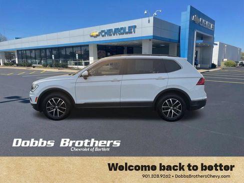 Used 2021 Volkswagen Tiguan SE w/ Panoramic Sunroof Package FWD image 4