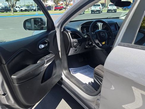 Used 2021 Jeep Cherokee Latitude AWD/4WD image 10