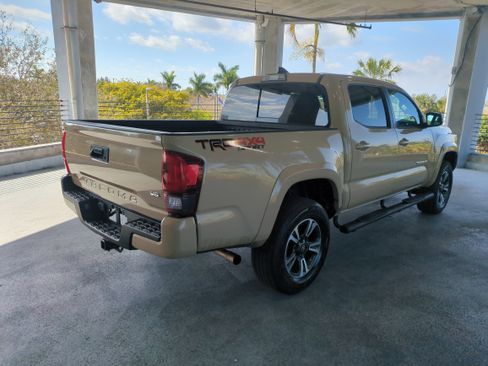 Used 2018 Toyota Tacoma TRD Sport image 5