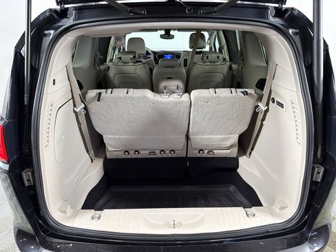 Used 2017 Chrysler Pacifica Limited w/ UConnect Theater Package FWD image 18