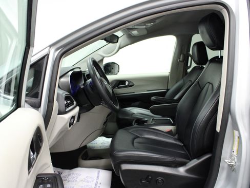 Used 2024 Chrysler Pacifica Touring-L image 12