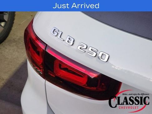 Used 2022 Mercedes-Benz GLB 250 4MATIC image 17