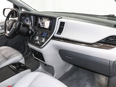 Used 2016 Toyota Sienna XLE Premium image 25