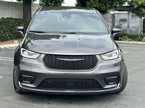 Used 2022 Chrysler Pacifica Touring-L w/ Uconnect Theater Family Group FWD image 2