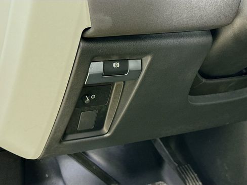 Used 2023 Land Rover Defender 110 image 10