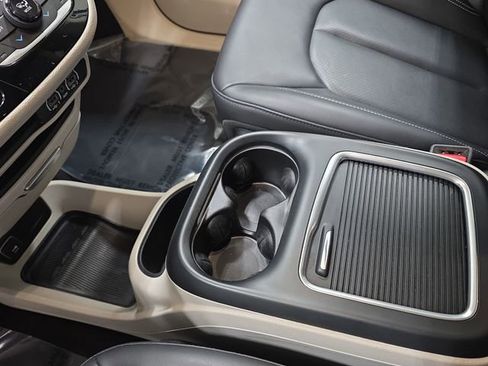 Used 2023 Chrysler Pacifica Touring-L image 25