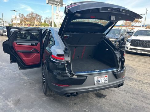 Used 2023 Porsche Cayenne Platinum Edition image 31