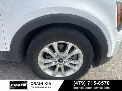Used 2022 Kia Telluride LX AWD/4WD image 3