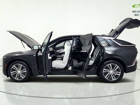 Used 2025 Cadillac Lyriq Luxury AWD/4WD image 15