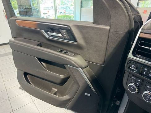 Used 2025 GMC Yukon XL Denali AWD/4WD image 25