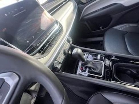 Used 2025 Jeep Compass Limited image 12