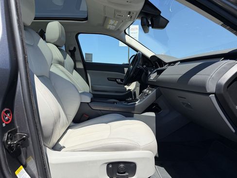 Used 2019 Land Rover Range Rover Evoque SE AWD/4WD image 17