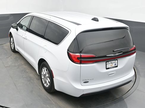 Used 2025 Chrysler Pacifica Select image 31