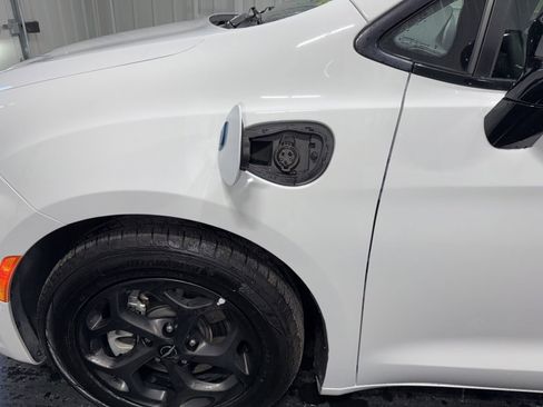 Used 2024 Chrysler Pacifica Select image 20