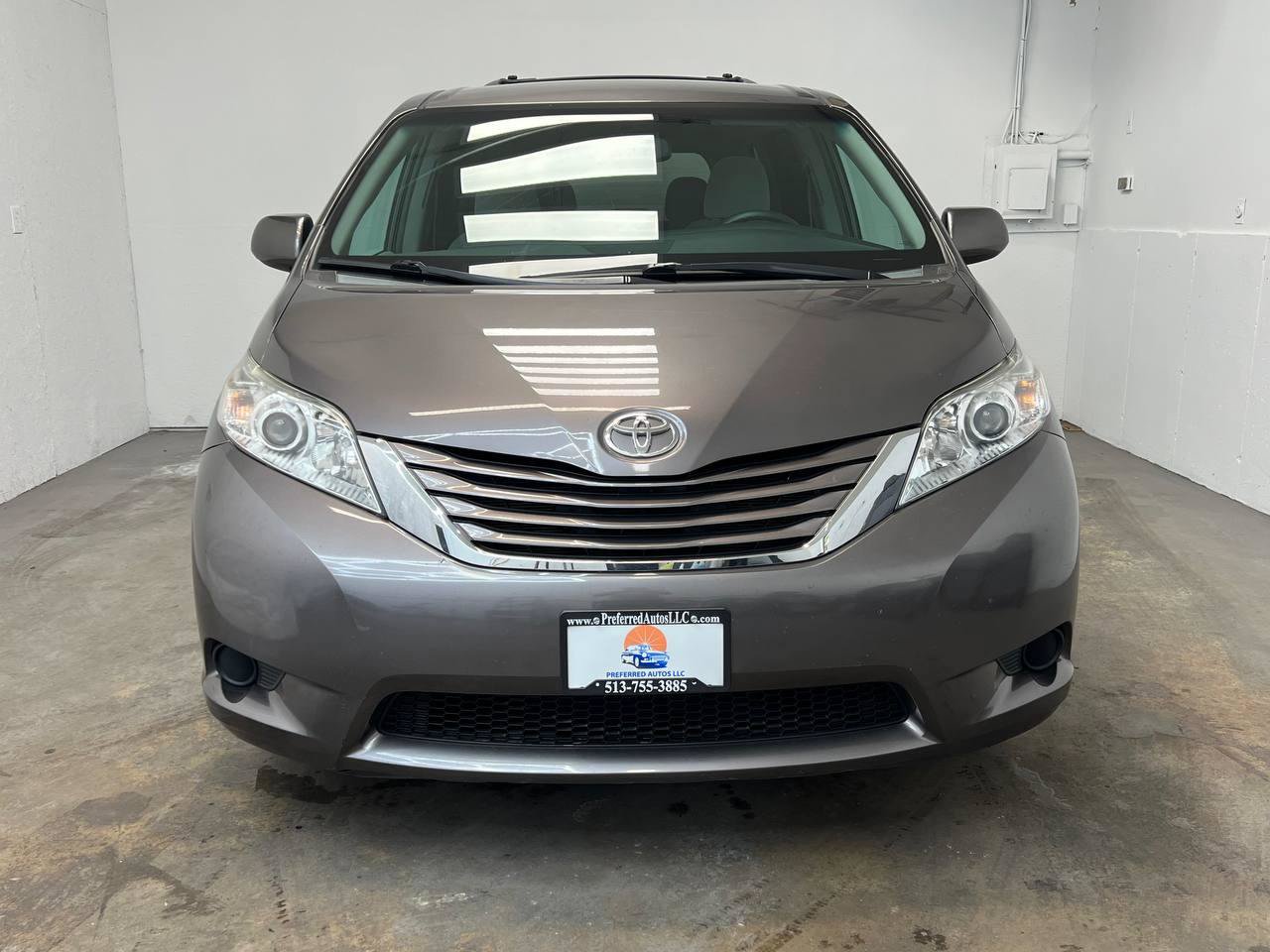 Used 2015 Toyota Sienna LE FWD image 2